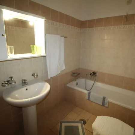 Zorbas Deluxe Apartment Moraḯtika